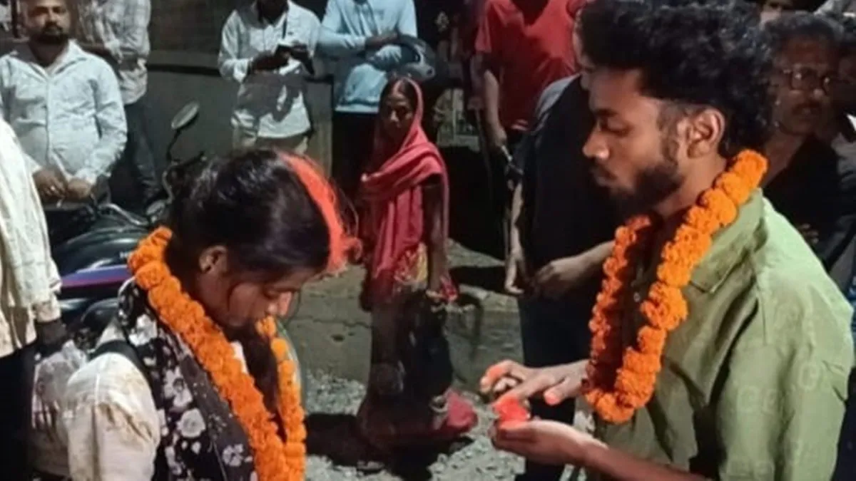 गढ़वा में अनोखा मंजर: होटल में छापेमारी के बाद थाने के गेट पर ही रच गई चार जोड़ों की शादी