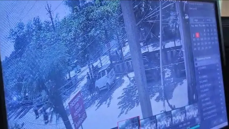 तेज रफ्तार कार ने दो युवकों को मारी टक्कर, 20 फीट दूर गिरा एक युवक; CCTV में कैद हुई घटना