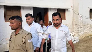 हत्यारोपित अजय प्रताप सिंह के भाई केशव और चंद्रशेखर को जेल ले जाती पुलिस। जागरण