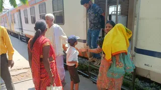 ट्रेन से उतरते समय रहता है खतरा। जागरण