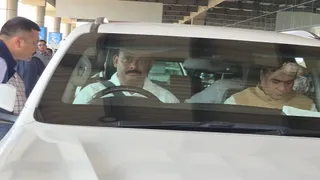 Deoghar Airport से कार से बाहर निकलते असम के मुख्यमंत्री हिमंत बिस्वा सरमा। (फोटो आरसी सिन्हा)