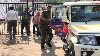 बोकारो एसपी आफिस के लेखापाल को गिरफ्तार कर ले जाती पुलिस।