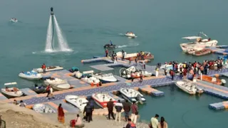 कोटी कालोनी बोटिंग प्वाइंट पर टिहरी झील में फ्लाई बोर्ड सहित वॉटर एडवेंचर गतिविधियों का आनंद लेते पर्यटक। जागरण