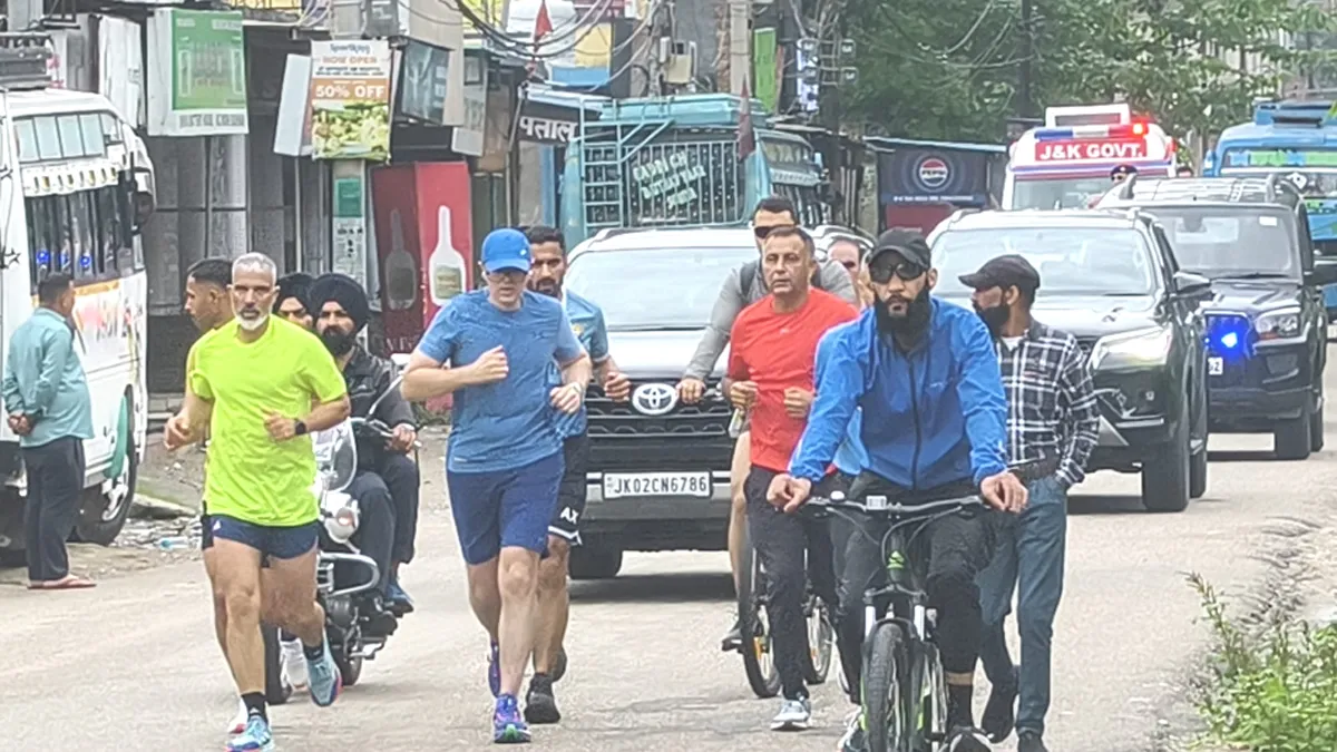 मुख्यमंत्री उमर अब्दुल्ला ने बिश्नाह की सड़कों पर लगाई सरपट दौड़, लोगों ने सीएम के साथ खूब खिंचाई फोटो