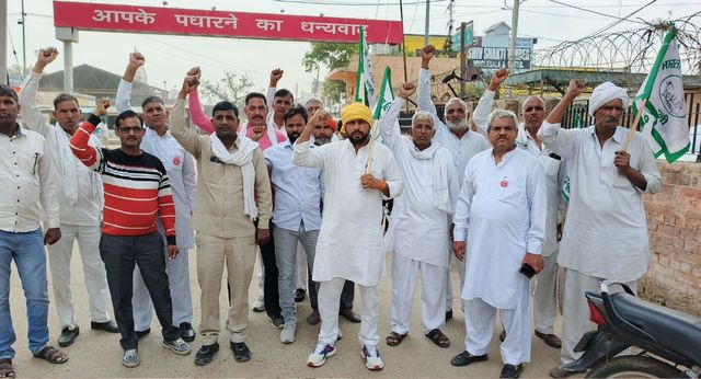 बरवाला अनाज मंडी में फूटा किसानों का गुस्सा, नए खरीद नियमों के खिलाफ जोरदार प्रदर्शन; आंदोलन की चेतावनी
