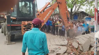 झंझारपुर में बुलडोजर एक्शन, अतिक्रमणकारियों पर प्रशासन का सख्त वार (फोटो- जागरण)