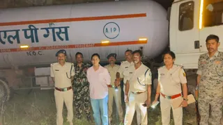 जब्त टैंकर के साथ छापेमारी दल में शामिल अधिकारी। फोटो: जागरण