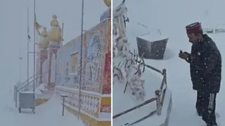 हिमाचल के इस मंदिर में 3 फीट बर्फ के बीच नंगे पांव पूजा करने पहुंचे पुजारी, पहाड़ की चोटी पर विराजमान हैं माता रानी - mata shikari devi temple priests pray barefoot