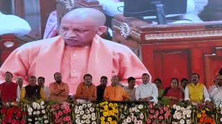 आगरा की जनसभा में मुख्यमंत्री योगी आदित्यनाथ।