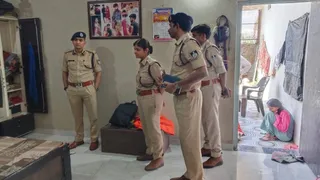 घटनास्थल का मुआयना करती पुलिस।