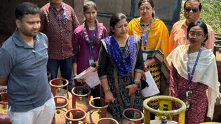 बंद पार्किंग से 167 सिलिंडर जब्त