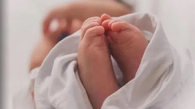 चलते टेंपो से बेटी संग सड़क पर गिरी महिला, मां घायल; मासूम की मौत