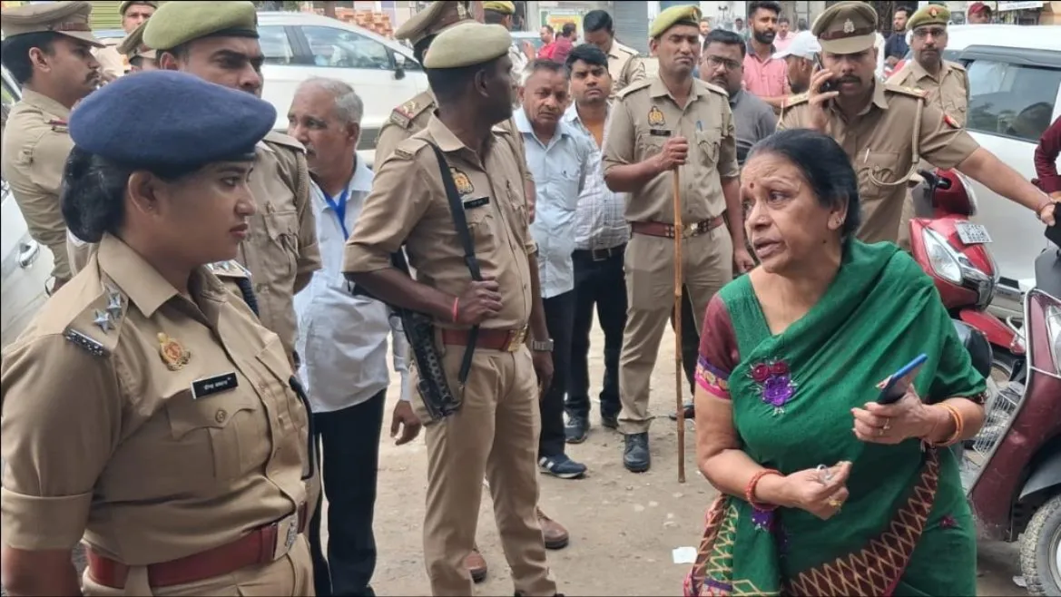 'हमारा रोजगार छीन लिया, बर्तन भी नहीं धो सकती', मेरठ सेंट्रल मार्केट में रोते हुए अफसरों से बोली महिला