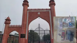 एएमयू के छात्र के कमरे से बरामद कारतूस, मैग्जीन और मोबाइल फोन्स।