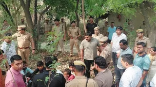 गांव की घेराबंदी कर पकड़े गए 20 साइबर अपराधी।