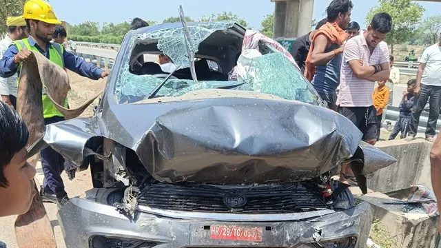 अनियंत्रित कार डिवाइडर से टकराई, दो महिलाओं की मौत; पति-पत्नी घायल 2 News Article Hero Image