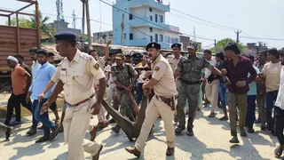 अररिया में गुस्साई भीड़, दिनदहाड़े हुई पिकअप चालक की हत्या, गुस्साए लोगों ने हत्या के आरोपित दुकानदार को भी पीट पीटकर मार डाला।