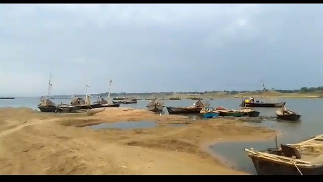 प्रयागराज से लेकर कौशांबी तक यमुना की धारा के बीच बेखौफ बालू का खनन, एनजीटी और सुप्रीम कोर्ट के आदेश दरकिनार