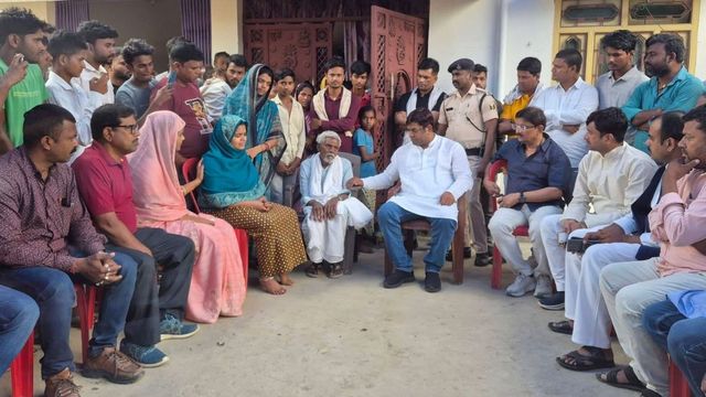 मृतक लोको पायलट के परिजनों से मिले मुकेश सहनी: हर संभव मदद का दिया आश्वासन, बोले- अपराधियों का मनोबल बढ़ा
