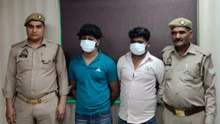 नोएडा फेज 1 थाना पुलिस की गिरफ्त में आरोपित।