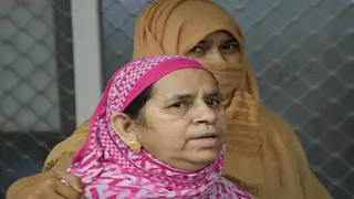 Prayagraj Property Dealer Murder Case प्रयागराज के एसआरएन अस्पताल स्थित ट्रामा सेंटर में मृत प्रापर्टी डीलर इरफान के गमजदा स्वजन। जागरण