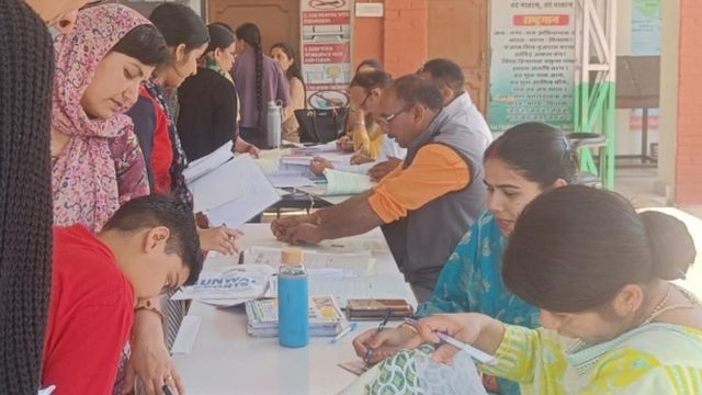 हिमाचल प्रदेश के इस सरकारी स्कूल में एडमिशन लेने के लिए लग गई लाइनें, एक ही दिन में 128 छात्रों ने लिया दाखिला
