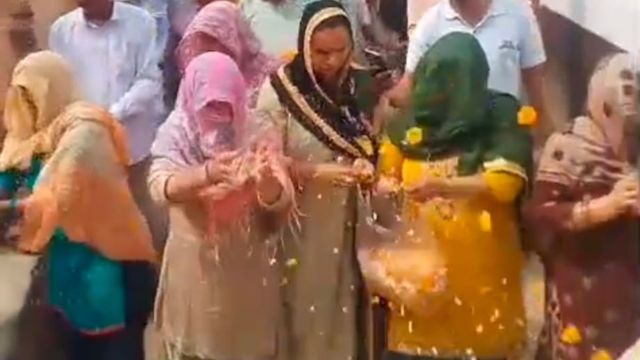 24 साल का साथ, नम आंखें और ढोल-नगाड़े: बागपत में निकली गाय की अनोखी शवयात्रा, रो पड़ा पूरा गांव
