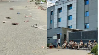 प्रदर्शनकारियों पर लाठीचार्ज के बाद सड़क पर बिखरी चप्पलें और कंपनियों के गेट पर तैनात पुलिसकर्मी।