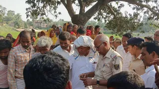 सीतामढ़ी के बेलसंड में घटना स्थल पर जुटी भीड़। जागरण