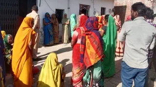 करेरू गांव में मृतक शिवानंद के घर के बाहर मौजूद ग्रामीण : जागरण