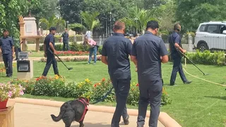विधानसभा परिसर की जांच करते सुरक्षाकर्मी। जागरण