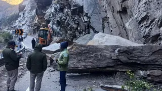 चमोली जिले में बदरीनाथ हाईवे पर पिनौला के पास पहाड़ी का एक हिस्सा टूटकर आ गया, जिससे मार्ग अवरूद्ध हो गया। जागरण
