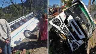 नई टिहरी क्षेत्र में काण्डीखाल के डाबरी के पास बस पलटी।