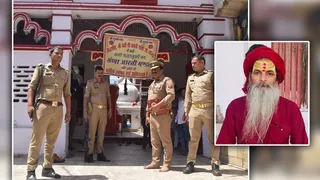 काली माता मंदिर के बाहर पुलिस बल तैनात और इनसेट में सज्जन गिरी महाराज