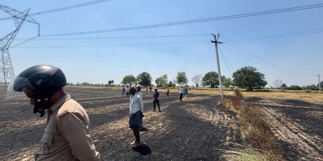 बिजली का तार बना कहर, खेत में टूट कर गिरा, एटा में 25 बीघा गेहूं की फसल राख; बर्बादी देख रोया किसान
