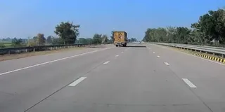 जयपुर बरेली हाईवे पर दौड़ता ट्रक।