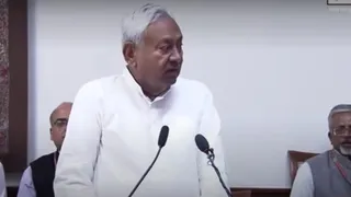 राज्यसभा की शपथ लेते मुख्यमंत्री नीतीश कुमार।
