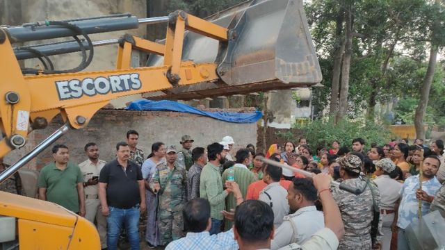 पतरातू के हेसला में चला प्रशासन का बुलडोजर, जियाडा की जमीन हुई अतिक्रमण मुक्त
