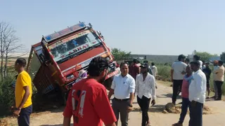 प्रयागराज गंगापार के होलागढ़ क्षेत्र में पश्चिम नारा गांव के पास गोवंश से भरा ट्रक पलटने के बाद ग्रामीणों की भीड़। जागरण
