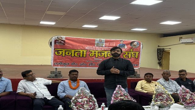 Dhullu Mahto Vs Sanjeev Singh: बाघमारा में सियासी सरगर्मी तेज, सिद्धार्थ गौतम की सक्रिय राजनीति में एंट्री

