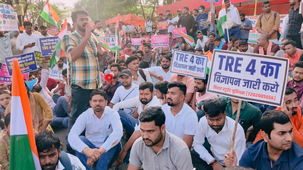 BPSC TRE 4: बीपीएससी टीआरई-4 वैकेंसी के लिए पटना में धरना दे रहे तीन छात्र बेहोश, बड़े आंदोलन की चेतावनी