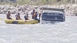 अलकनंदा नदी में फंसे डंपर से चालक को बाहर निकालते एसडीआरएफ के जवान। जागरण