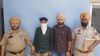 पुलिस की तरफ से पकड़ा गया आरोपित पति।