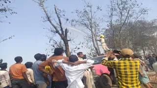 घटना स्थल पर जुटी स्थानीय लोगों की भीड़। जागरण