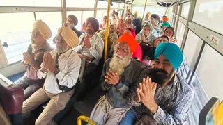पाकिस्तान रवाना होने से पहले अरदास करते हुए सिख श्रद्धालु।