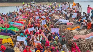 ढोड़न बांध निर्माण स्थल पर मुआवजा बढ़ाने के लिए चिताओं पर लेट कर सांकेतिक प्रदर्शन करते हुए केन बेतवा प्रोजेक्ट के विस्थापित आदिवास।