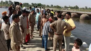 वृंदावन में चलाया जा रहा बचाव कार्य।