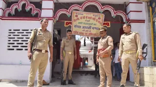 काली माता मंदिर के बाहर पुलिस बल तैनात।जागरण
