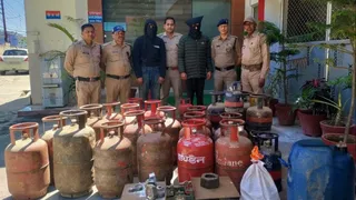 रामनगर में 34 सिलिंडरों के साथ गैस की कालाबाजारी करते दो सगे भाई गिरफ्तार. Jagran