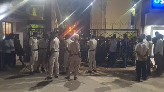 इंजीनियरिंग कॉलेज में प्रेमी युगल पर बवाल, छात्रों का हंगामा; गेट पर ताला जड़ अधिकारियों को बनाया बंधक